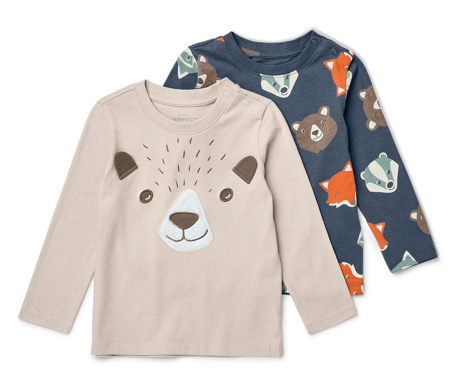 Zwei langärmelige Kinder-T-Shirts: ein beiges mit Bärenapplikation und ein dunkelblaues mit einem Muster aus Füchsen, Dachsen und Bären.