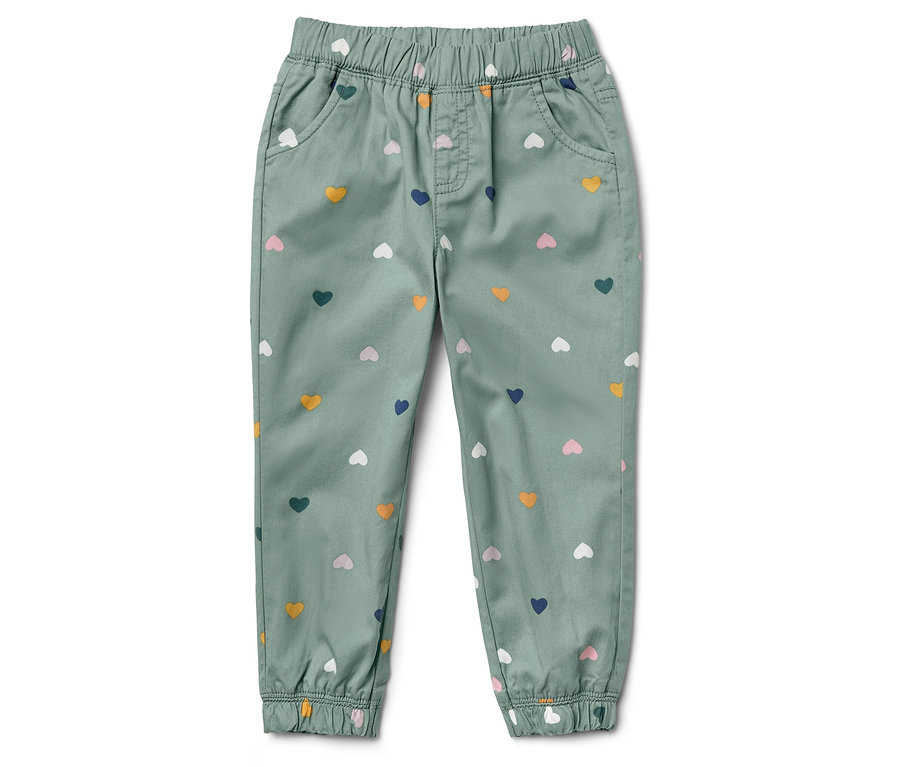 Grüne Hose mit Herzmuster.