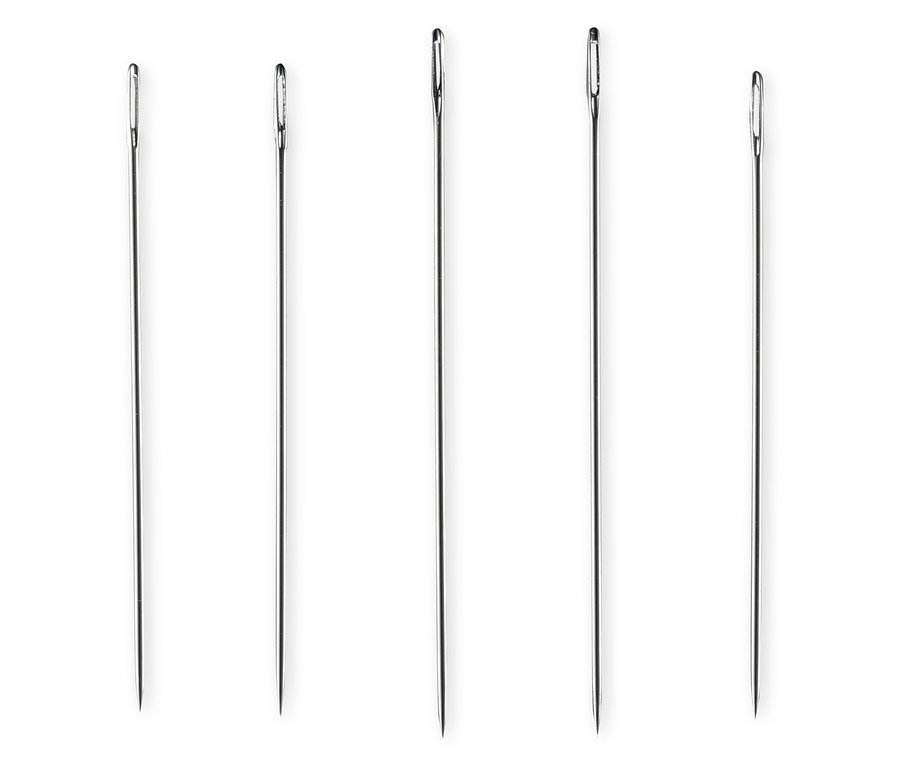 Fünf Nähmaschinen- und Nähnadel-Sets liegen nebeneinander.