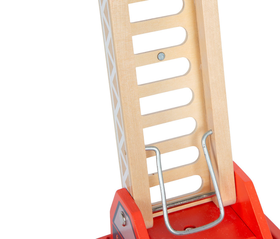 Detail einer roten und hölzernen Spielzeug-Feuerwehrleiter.