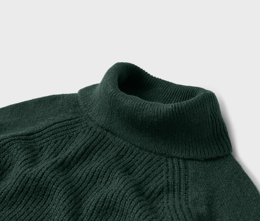 Detailaufnahme eines dunkelgrünen Rollkragenpullovers mit Rippstrickmuster.