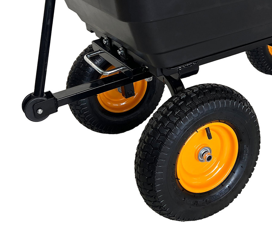 Detailansicht eines schwarzen Wagens mit orangefarbenen Rädern.