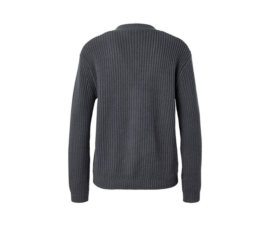 Detailaufnahme eines anthrazitfarbenen Grobstrick-Cardigans.