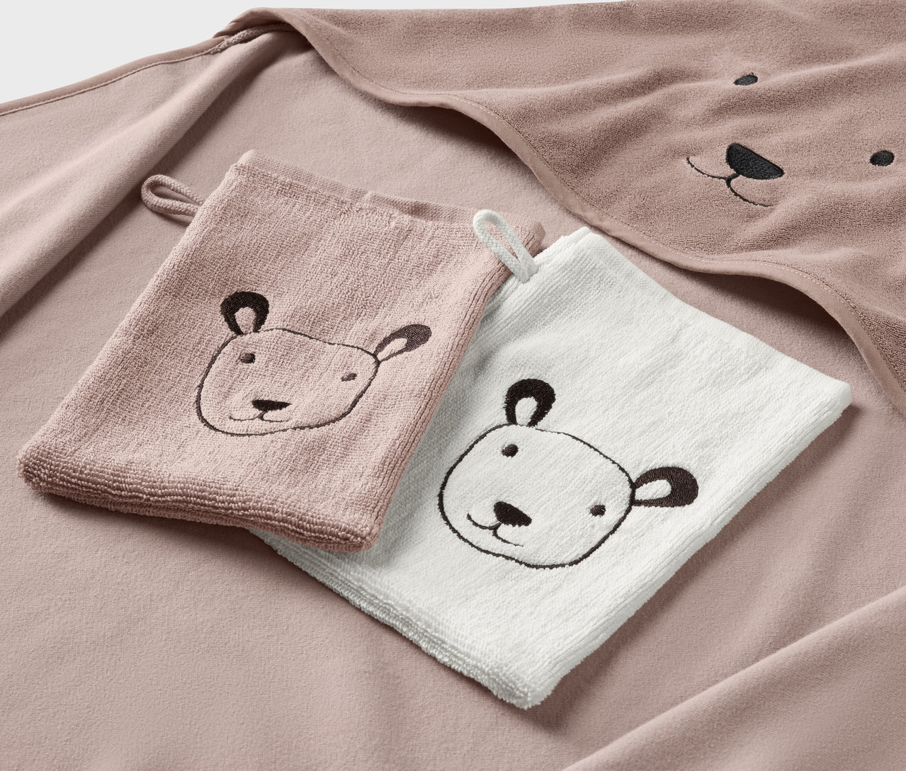 Kinder-Kapuzenhandtuch und zwei Waschlappen mit Bärengesicht-Stickerei.