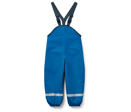 Blaue Latzhose mit reflektierenden Streifen an den Beinenden.
