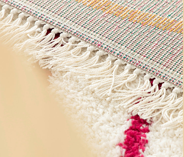 Detailansicht eines »Mirage« Teppichs mit Symbolic Lines, der Fransen und Textur zeigt.
