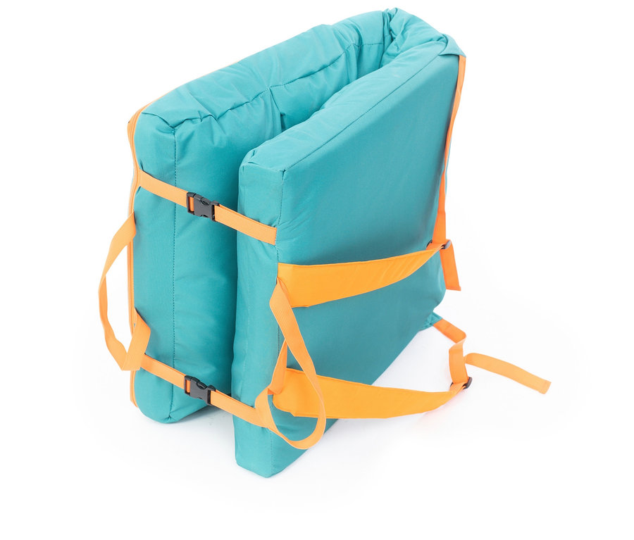 Eine zusammenklappbare, hellblaue Sitzmatte mit orangen Gurten.