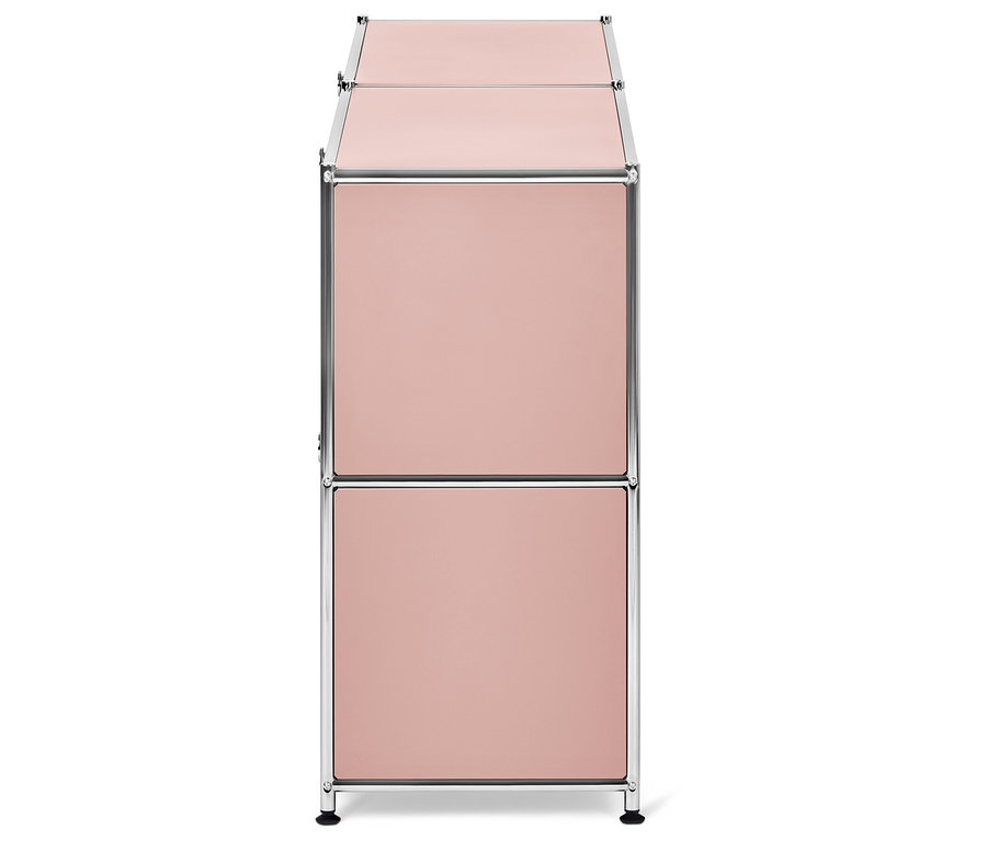 Zwei Etagen eines modularen Aufbewahrungssystems mit rosa Paneelen und Chromrahmen.