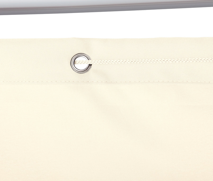 Detailaufnahme eines cremefarbenen Balkon-Sicht- und Windschutzes mit Metallöse.