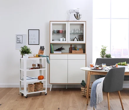 Esszimmer Interieur mit Buffet-Schrank, Servier-Küchenwagen, gepolstertem Esszimmer-Stuhl und einem Max Winzer® Nordisches Küchensofa »Nora«.