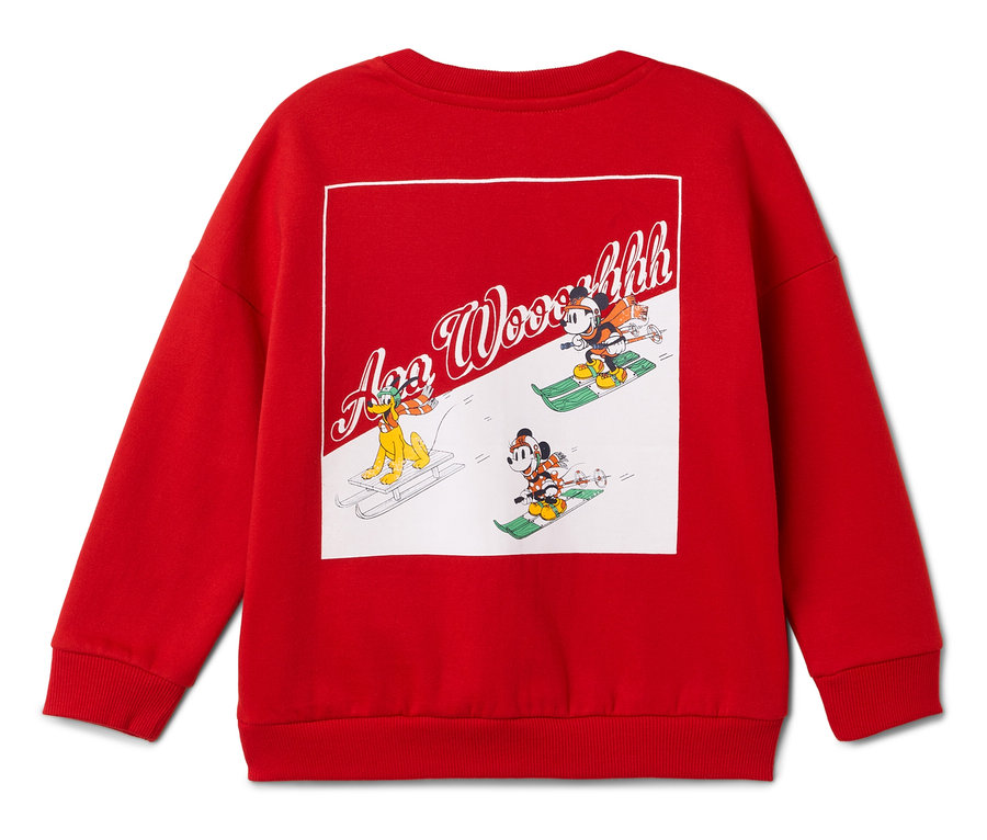 Rotes Sweatshirt mit einem Aufdruck von Mickey Mouse und seinen Freunden beim Skifahren.
