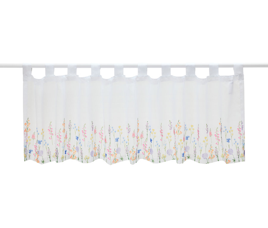 Eine weiße Scheibengardine mit Blumenmuster hängt an einer Stange.