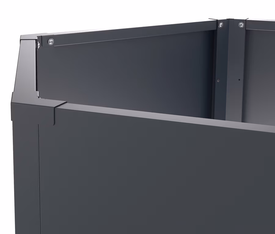 Detailansicht eines grauen Hochbeets aus Metall.