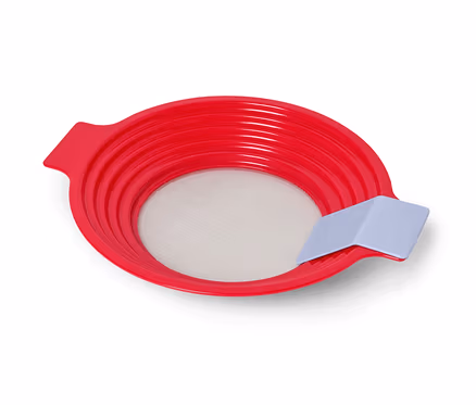 Rotes 2-in-1: Mehl-und-Passiersieb.