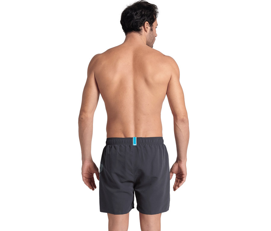 Mann von hinten trägt graue Badeshorts.