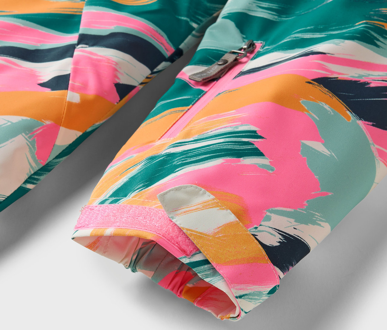 Detailansicht einer bunten Jacke mit abstraktem Muster.