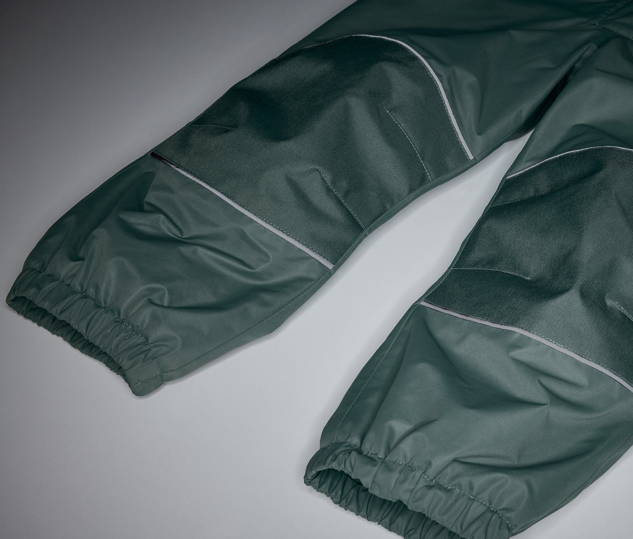 Detailaufnahme einer Kinder-Thermo-Regenhose.