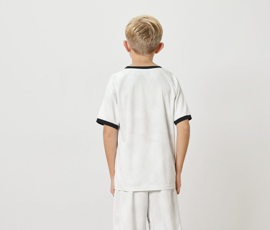 Rückansicht eines Kindes mit blonden Haaren, das ein weißes T-Shirt mit schwarzen Bündchen und passende Shorts vor einem weißen Hintergrund trägt.