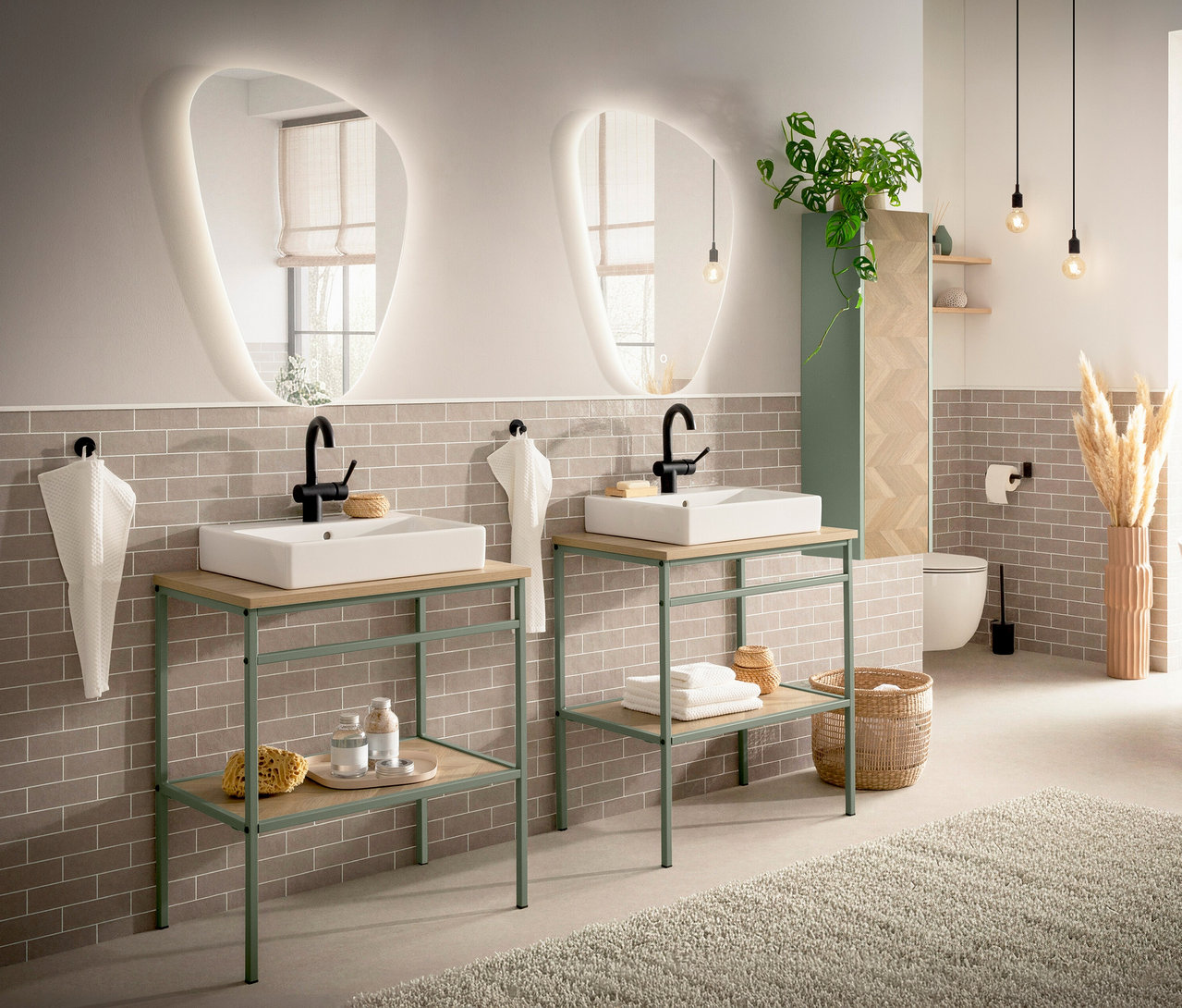 Badezimmer mit zwei Waschtischen mit weißen Waschbecken, schwarzen Armaturen und beleuchteten, unregelmäßig geformten Spiegeln.