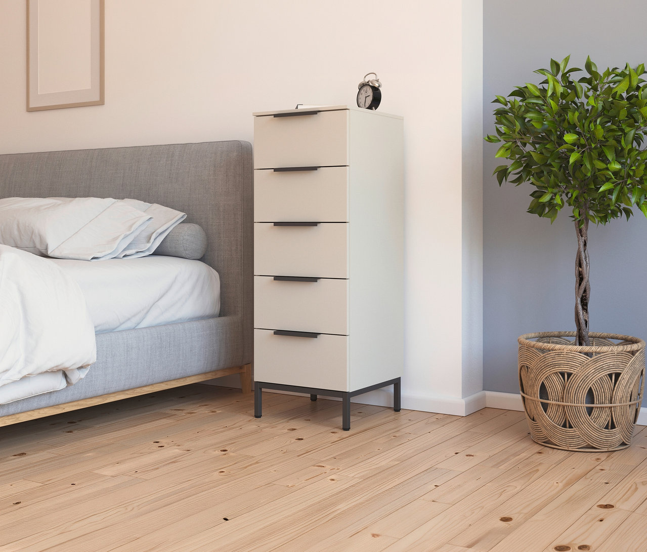 Schlafzimmer mit Bett, Kommode mit fünf Schubladen und einer kleinen Uhr oben drauf, sowie einer Topfpflanze.