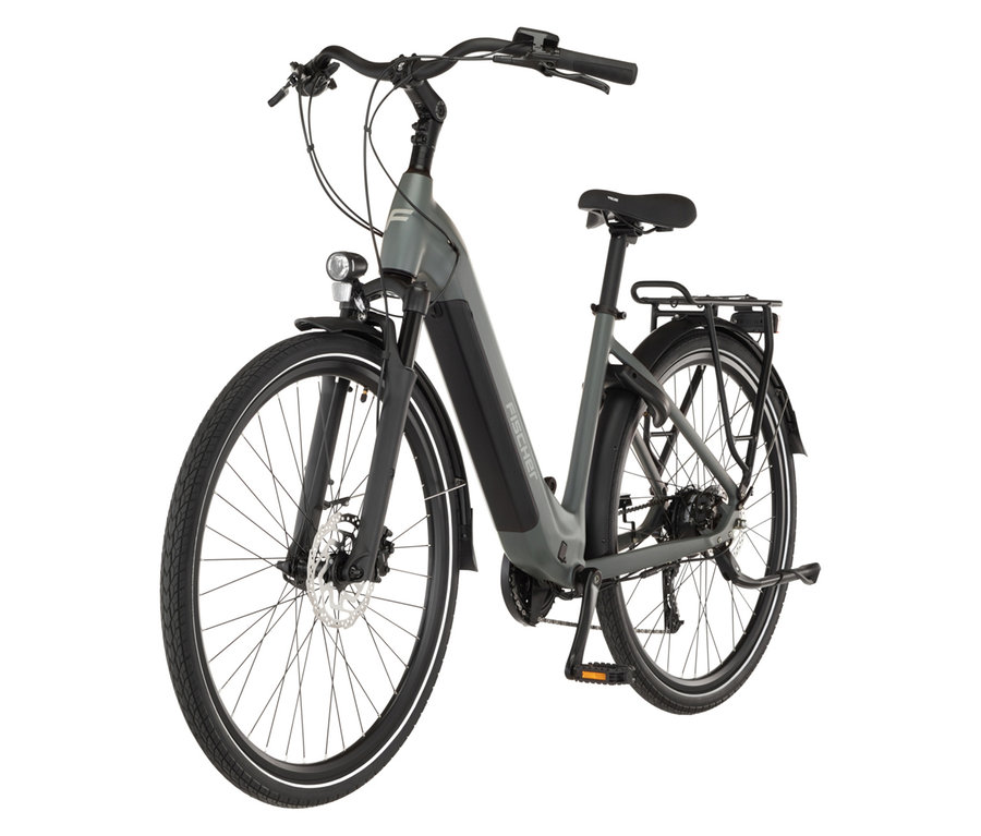 Graues FISCHER City E-Bike CITA MOVE mit Gepäckträger, Lampe und schwarzem Sattel von vorne seitlich.
