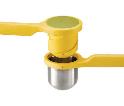 Nahaufnahme einer gelben Zitronenpresse mit Edelstahleinsatz.