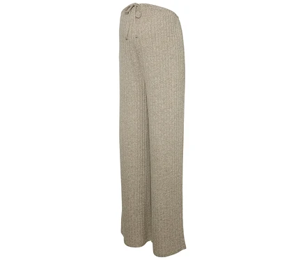 Die MAMALICIOUS Loosefit Hose »MLPAMMIE« wird in Rippstrickoptik dargestellt.
