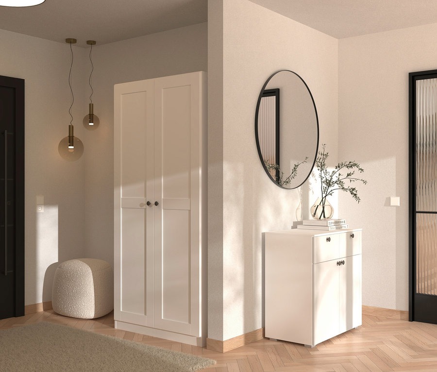Eingangsbereich mit weißem Schrank, Kommode mit Spiegel und Pouf auf einem Holzboden.
