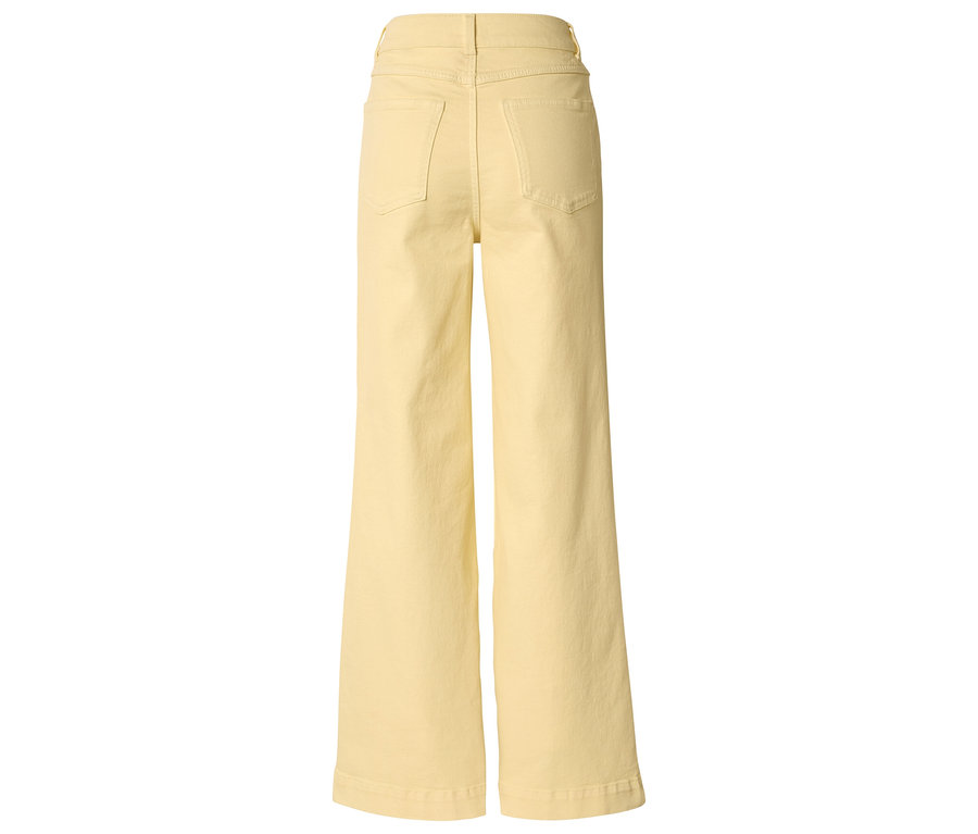 Gelbe, ausgestellte Jeanshose von hinten, mit Taschen und Gürtelschlaufen.