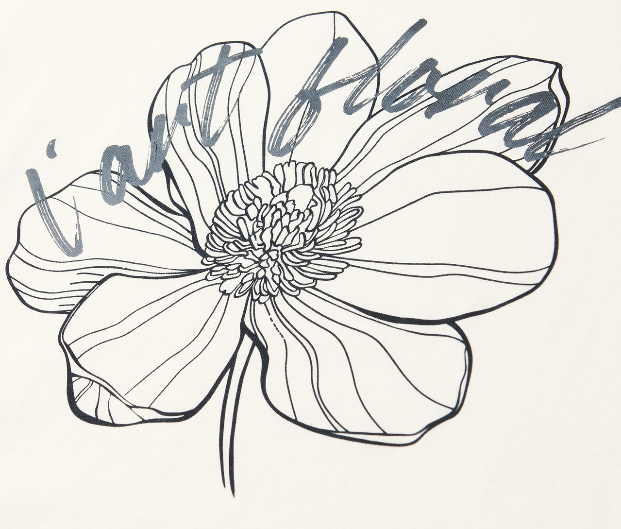 Nahaufnahme des Street One T-Shirts mit Blumenmuster und Schriftzug.