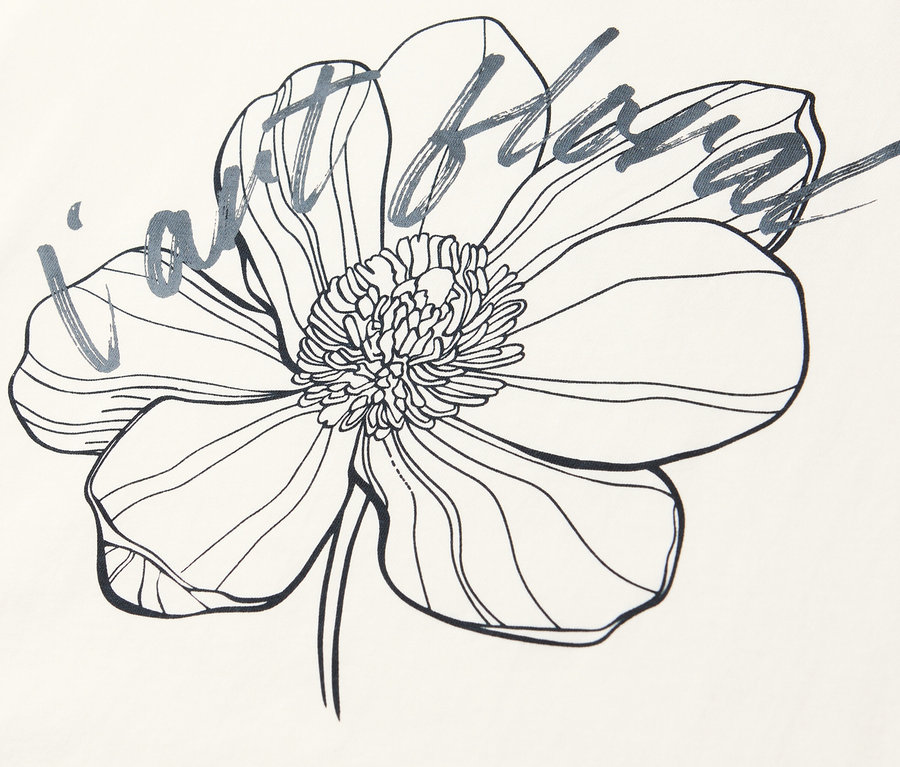 Nahaufnahme des Street One T-Shirts mit Blumenmuster und Schriftzug.