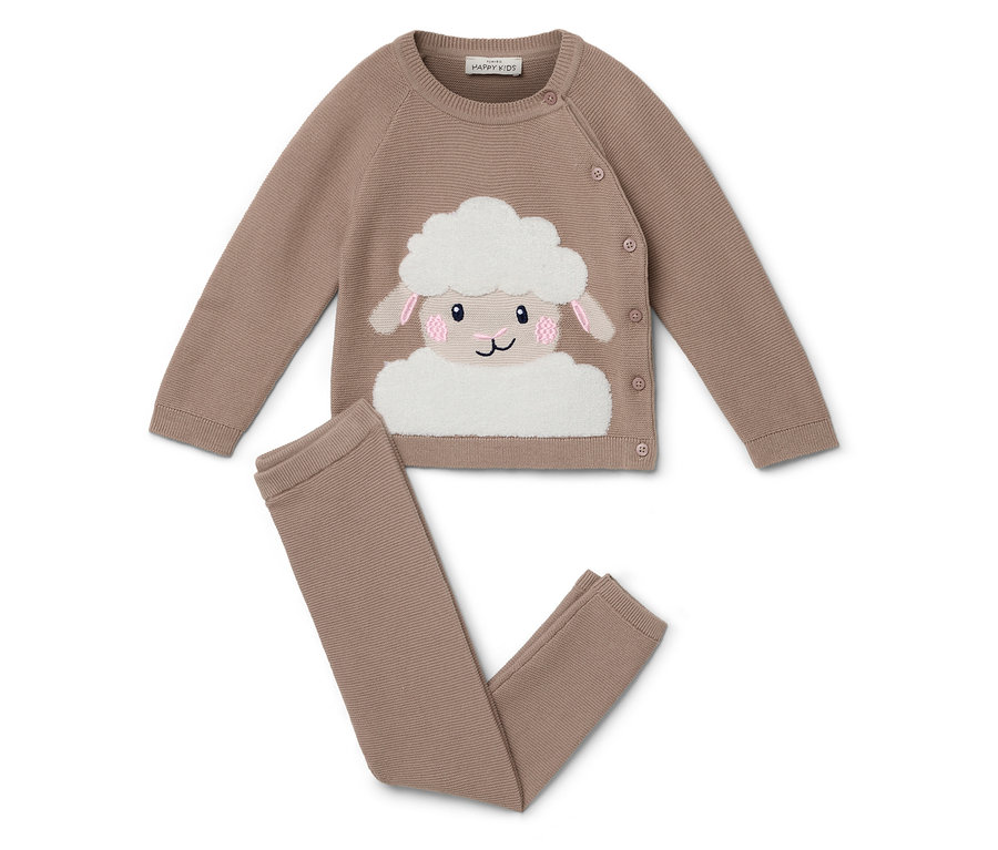 Beige Strickjacke und Leggings mit Schafmotiv.