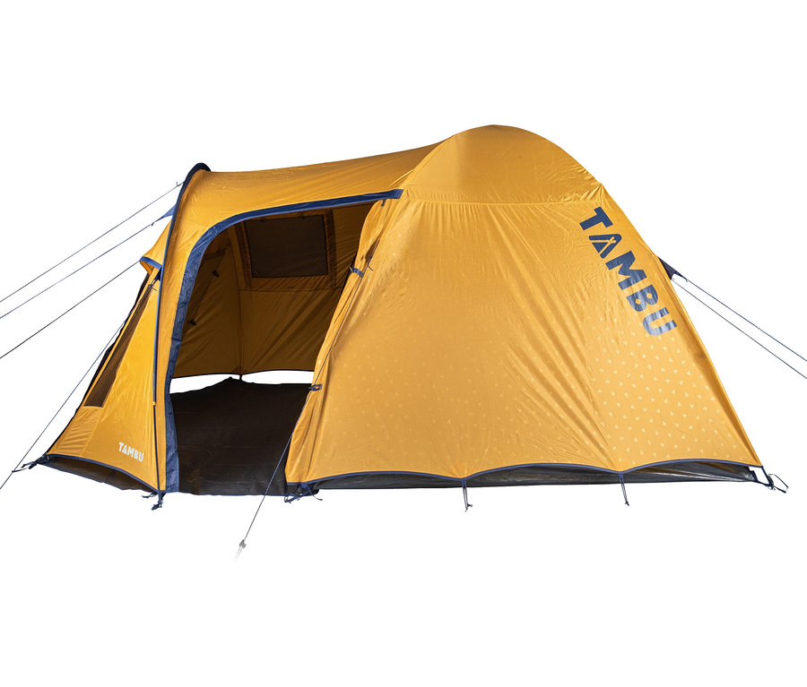 Gelbes Tambu »SETU 4« 4 Personen-Kuppelzelt steht mit geöffneter Tür.