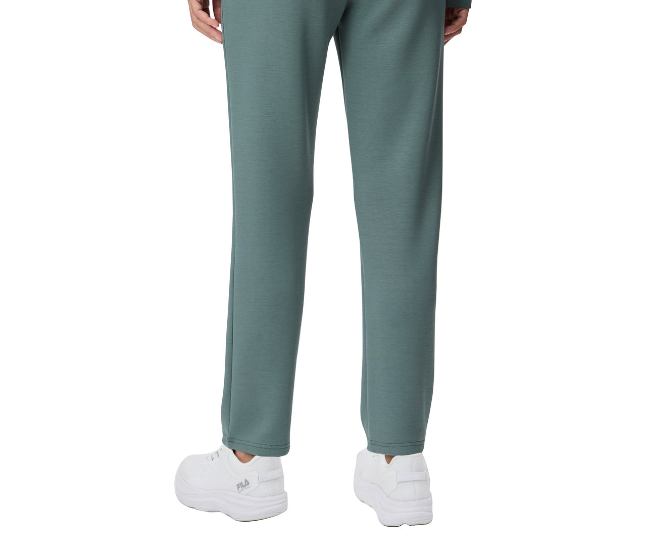 Rückansicht einer Person, die eine FILA Damen-Plazzohose aus Modalmix und weiße Turnschuhe trägt.