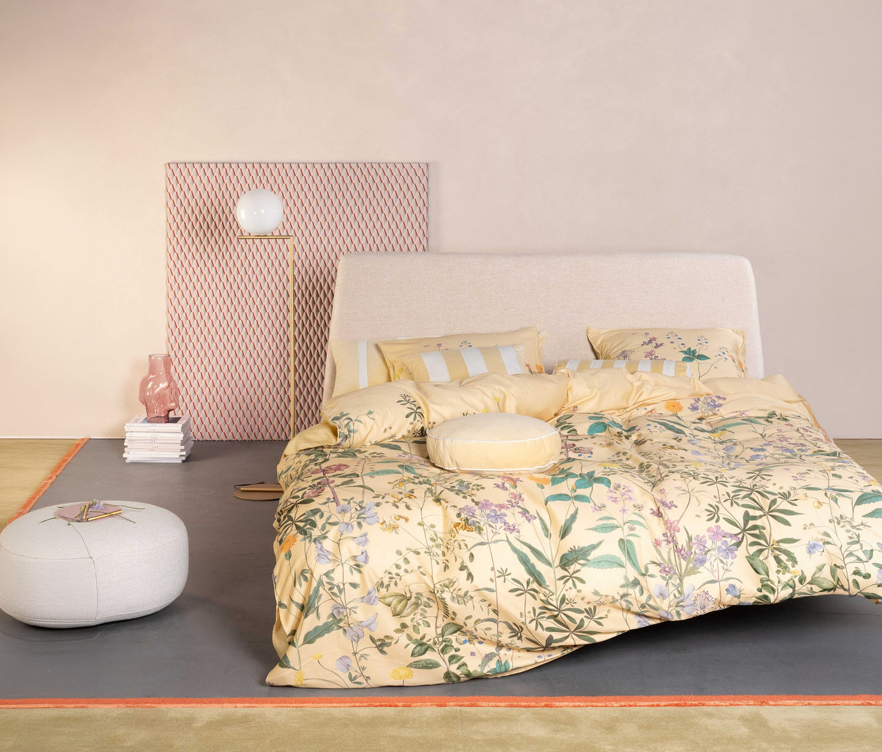 Gelbes Schlafzimmer mit Essenza Satin-Bettwäsche »Augustina« in Normal- und Übergröße. Ein Hocker und eine Stehlampe stehen im Raum.