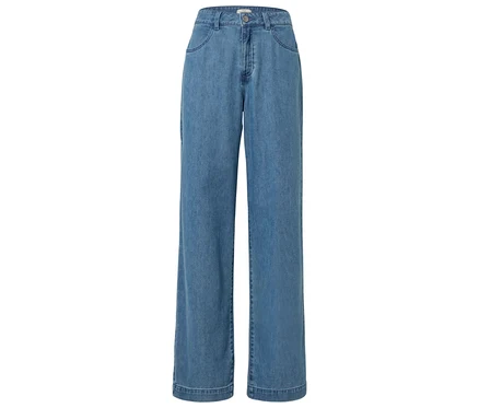 Hellblaue, weit geschnittene Jeanshose, liegend.
