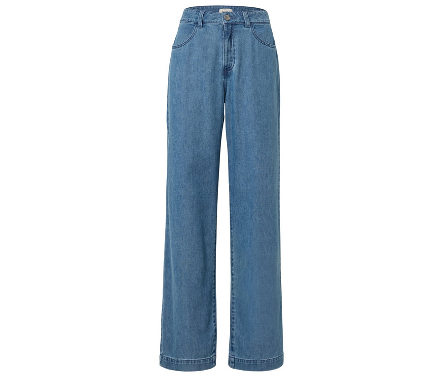 Hellblaue, weit geschnittene Jeanshose, liegend.