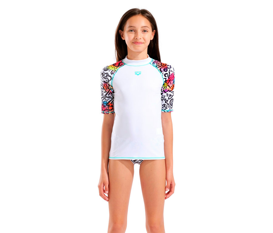 Mädchen trägt ein weißes Arena Rashguard mit bunten Ärmeln und eine gemusterte Badehose.