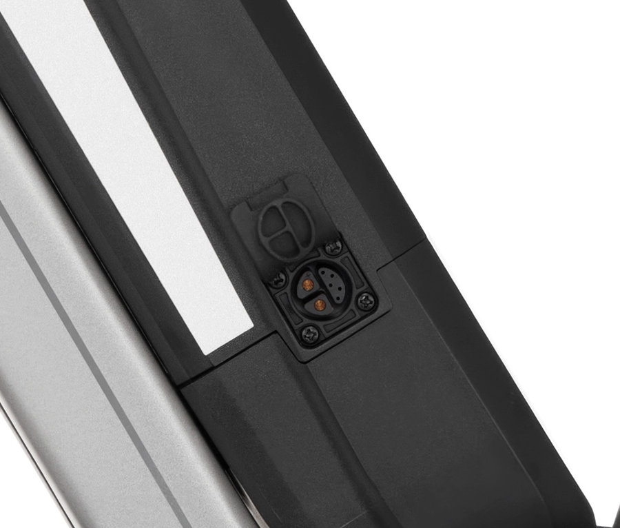 Detailansicht des Ladeanschlusses eines FISCHER Trekking-E-Bike TERRA 2.2 ACTIVE.