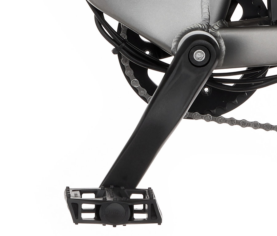 Nahaufnahme des Pedals und der Kette eines FISCHER Trekking-E-Bike TERRA 2.2 ACTIVE mit großem Diamant Rahmen.