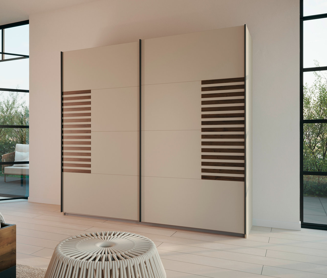 Beiger Kleiderschrank mit Schiebetüren und horizontalen Holzpaneelen steht in einem hellen Raum.