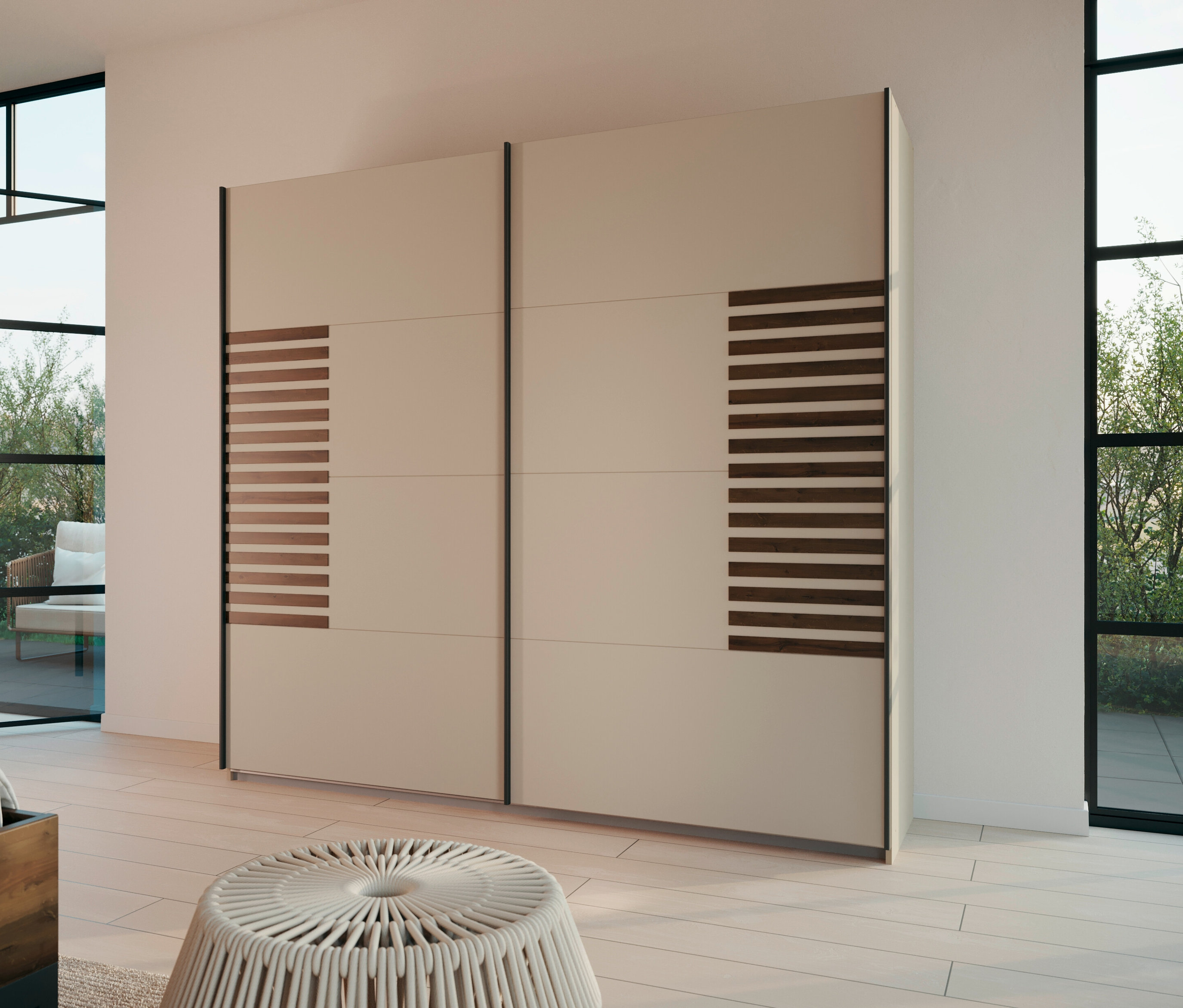 Beiger Kleiderschrank mit Schiebetüren und horizontalen Holzpaneelen steht in einem hellen Raum.