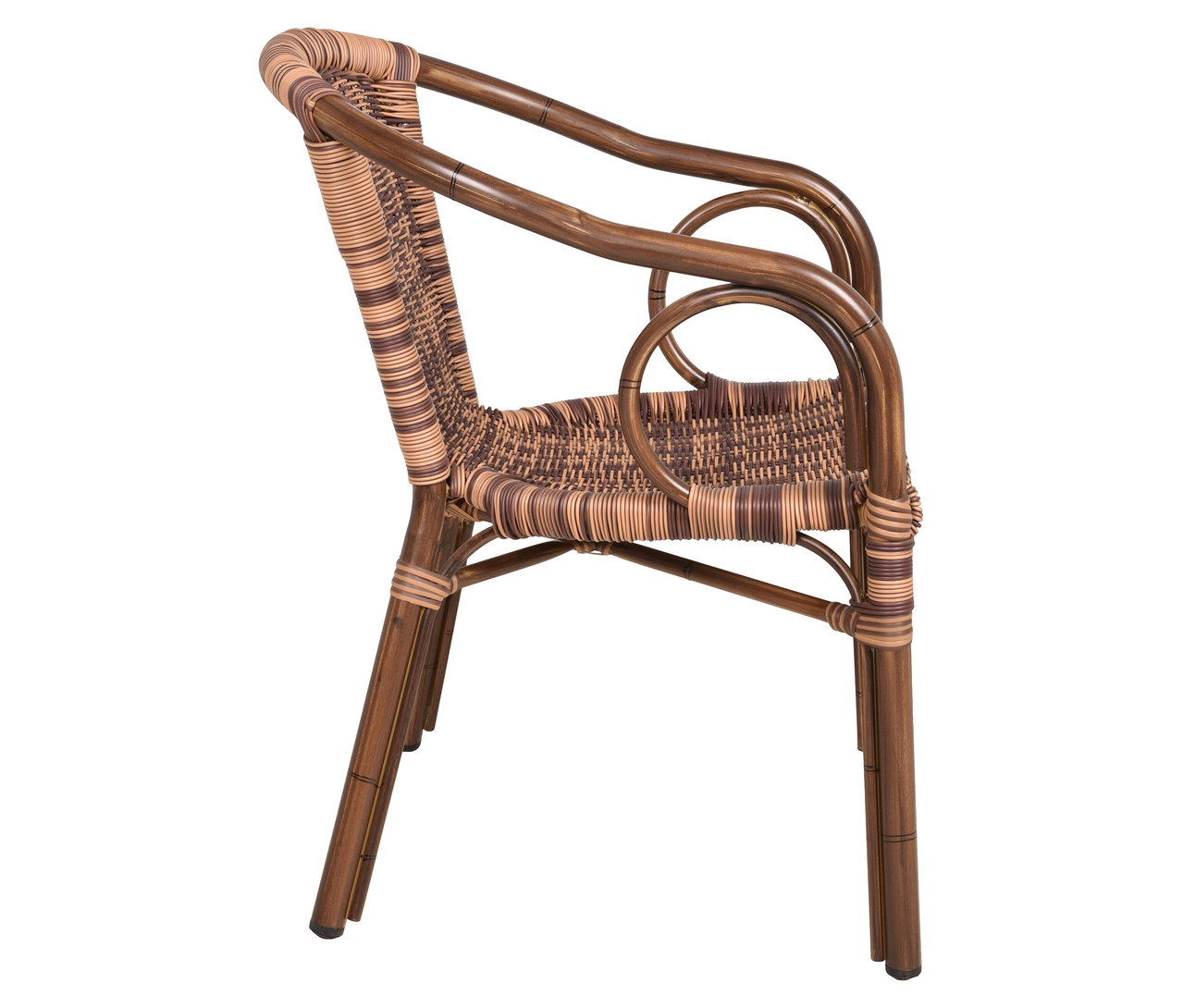 Brauner Korbstuhl mit Armlehnen im Profil vor einem weißen Hintergrund.
