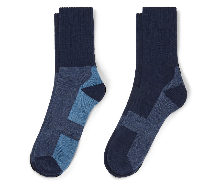 Zwei marineblaue Socken mit blauen Akzenten liegen nebeneinander auf einem weißen Hintergrund.