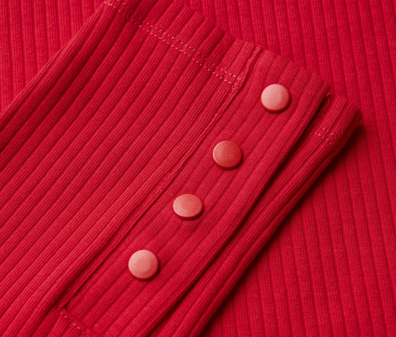 Nahaufnahme eines roten Street One Rippshirts mit Knöpfen.