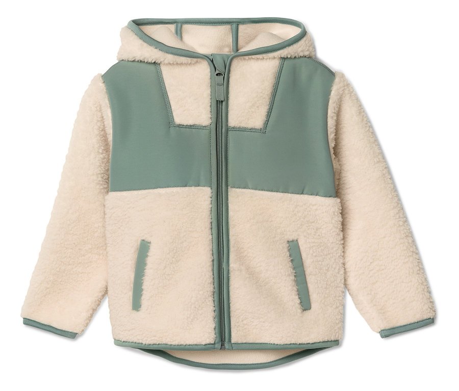 Eine Jacke mit Kapuze in Creme und Grün liegt auf einem weißen Hintergrund.