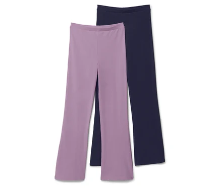 Zwei ausgestellte Hosen, eine lavendelfarbene und eine marineblaue, liegen übereinander.