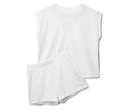 Weißes Pyjama-Set, bestehend aus einem Oberteil mit Lochstickerei und Shorts.