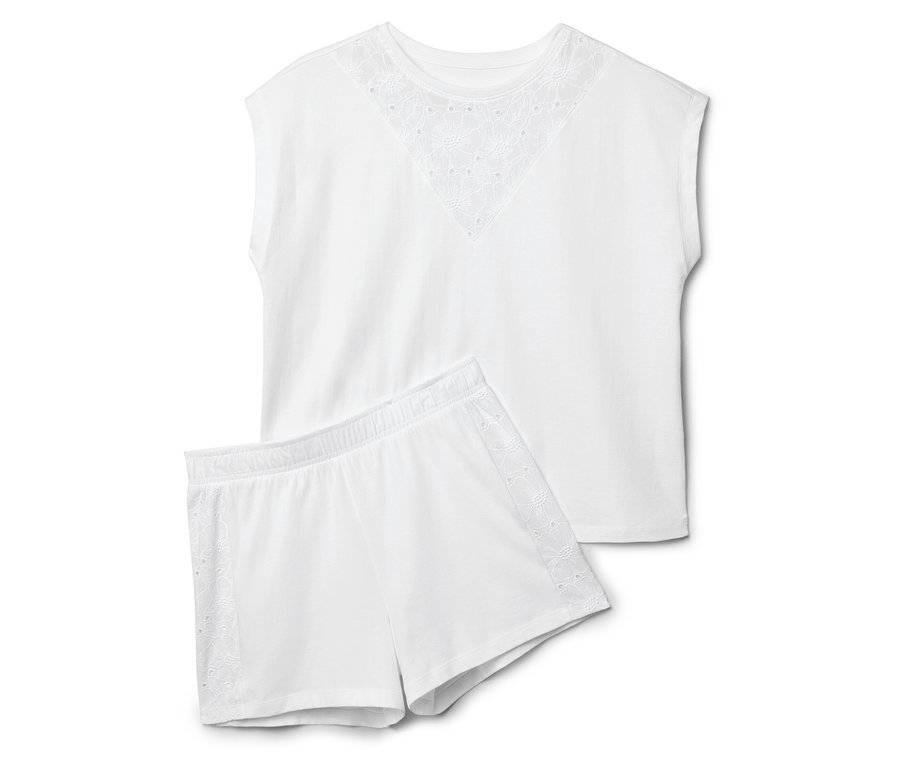 Weißes Pyjama-Set, bestehend aus einem Oberteil mit Lochstickerei und Shorts.
