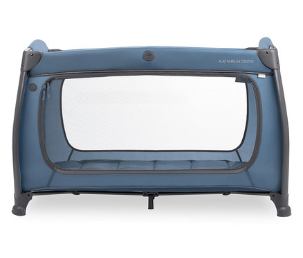 Ein blaues Play N Relax Center Kinderbett mit Netzseiten steht auf einem weißen Hintergrund.